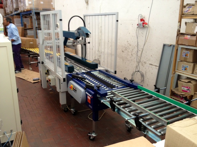 Linea DV 1.JPG Linea di nastratura - Azienda packaging - Frattamaggiore (NA) - foto 1